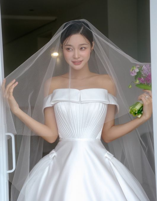 Han Eu-ddeum mengumumkan akan menikah pada 12 Mei 2024 dengan pasangannya non-Selebritis m.entertain.naver.com/ranking/articl…
