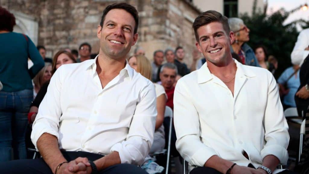 voiceofhellas's tweet photo. SYRIZA lideri Kasselakis ve eşi Tyler McBeth Ağustos sonunda Girit'te Yunan usulü düğün yapacak. Çift, eşcinsel evliliğin Yunanistan'da yasalaşmasından önce yurt dışında evlenmişti. https://t.co/ncWqMseKqH