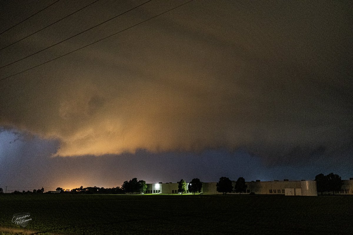 Wicked looking shelf cloud as wind bag rolls through West Memphis!