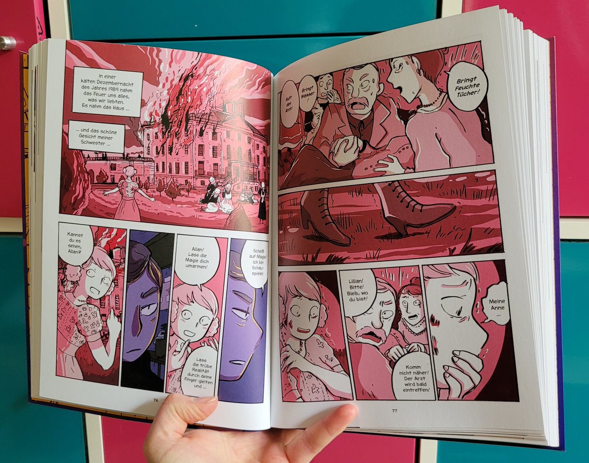 Es war so ein harter Ritt aber jetzt hab ich das allererste Exemplar von FANGIRL FANTASY in der Hand!!! Es ist so schön geworden! 😭 Ende Mai könnt ihr einen Blick reinwerfen und erfahren, was passiert, wenn drei Fans ihren Lieblingsschauspieler entführen!