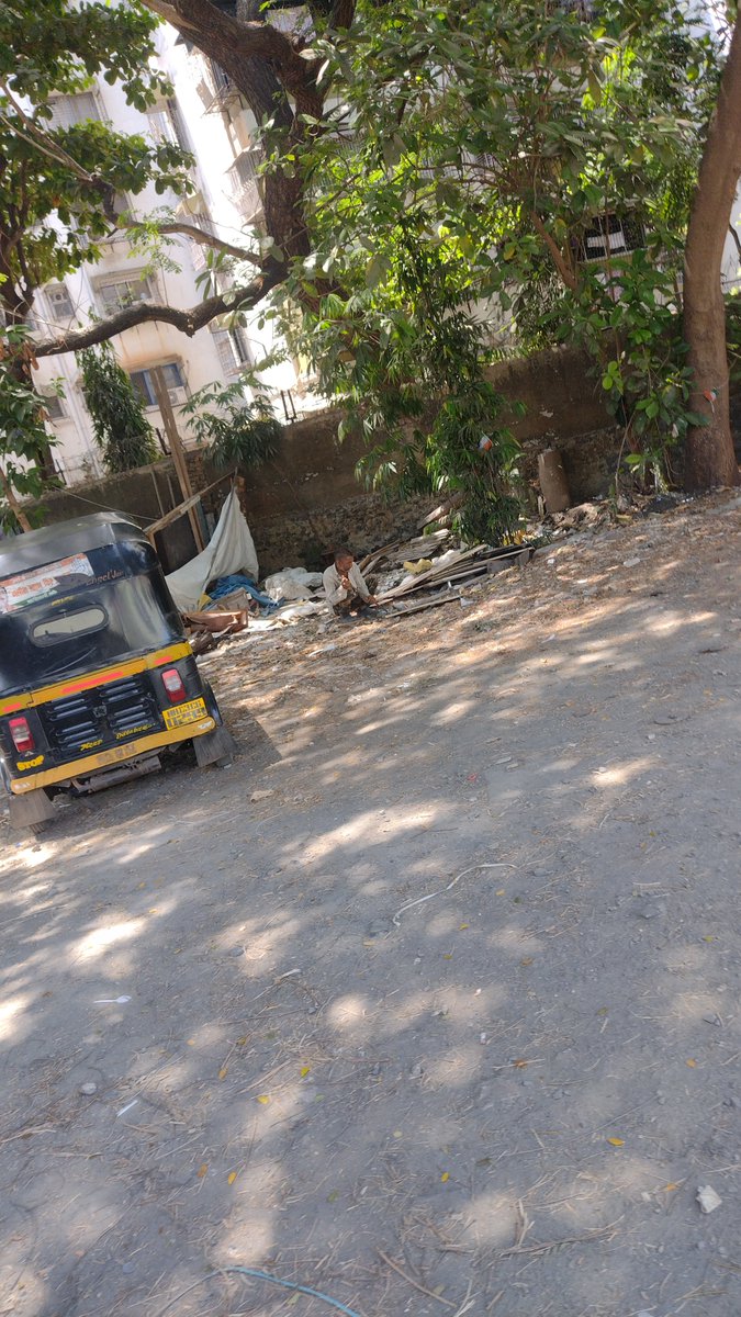 its the same in #mumbai too No action since more than 3 years of these #illegal #encroachment on the #cheddanagar Service road adjacent #munjalnagar compound wall Its expanded like crazy here & still expanding @bmcmumbai @MCGMswm @c_mcgm_forum @abhijitbangar @sainiamit06 @mybmc