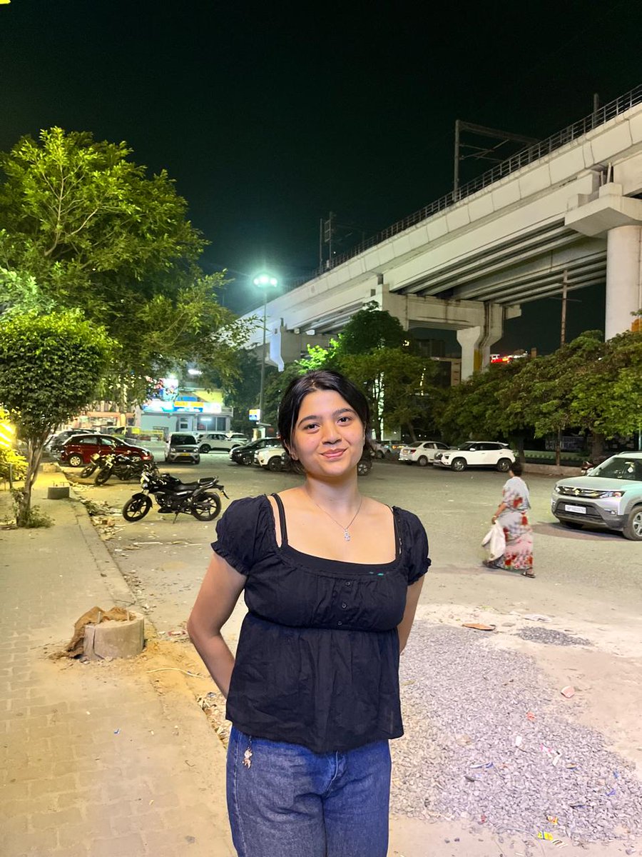 can someone remove the aunty in the bg?🧚‍♀️