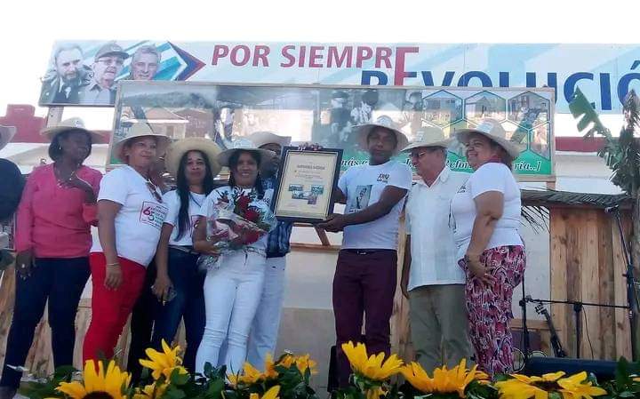 #SantiagodeCuba 
El municipio San Luís fue la sede del acto provincial por el día del campesino y el 65 aniversario de la Ley de Reforma Agraria, la felicitación a los campesinos y  los jóvenes que recibieron el carnet de la UJC.
#TierraDeLosMaceos