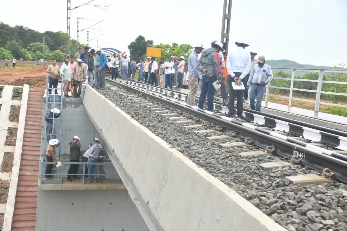 Commissioner, Railway Safety Shri Brijesh Kumar Mishra inspecting the Laxmipur Road-Singaram-Tikiri Railway Section a distance of 21.751KMs of Koraput-Rayagada Doubling project. Speed trial also conducted in the newly constructed doubling section.

#ECoRupdate

@RailMinIndia