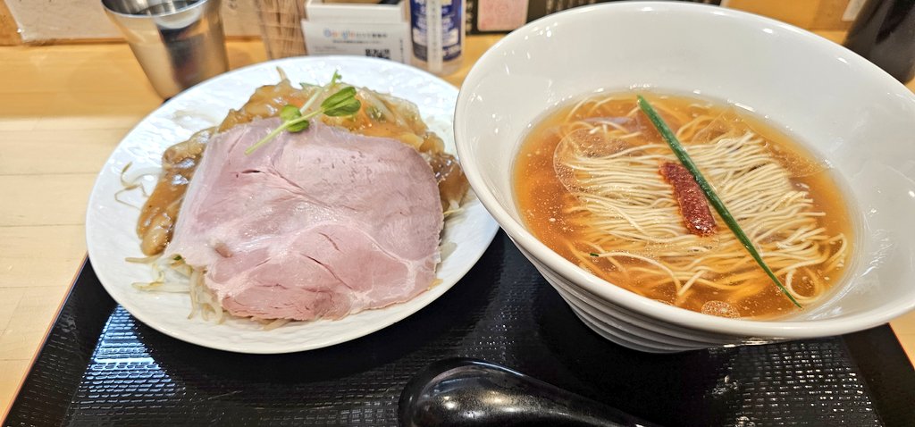 博多豚骨らぁ麺 一絆 
上野御徒町本店

食券購入
→テーブルのオーダーシートに好みを記入スタイル

「くりあ豚骨らーめん」

別皿野菜
もやし等の野菜、モツ、あんかけ
レアチャーシュー
→野菜は量を決められる(マシ盛)

これでワンセット🍜🍥

美味しかった💭またリピートしたい