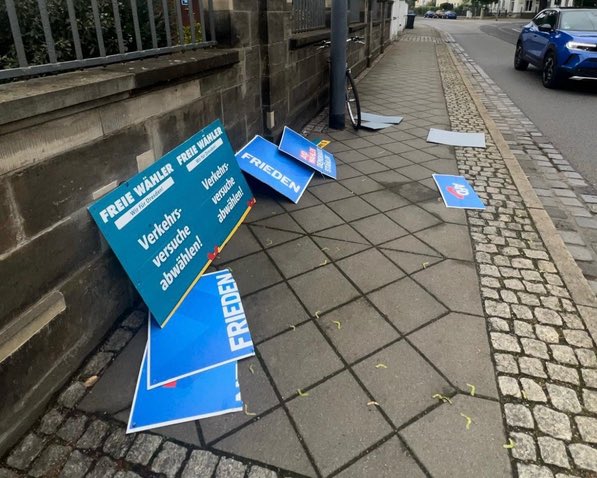 Wahlplakate der AfD in Dresden zerstört! Das muss diese „Demokratie“ sein, von der alle sprechen.