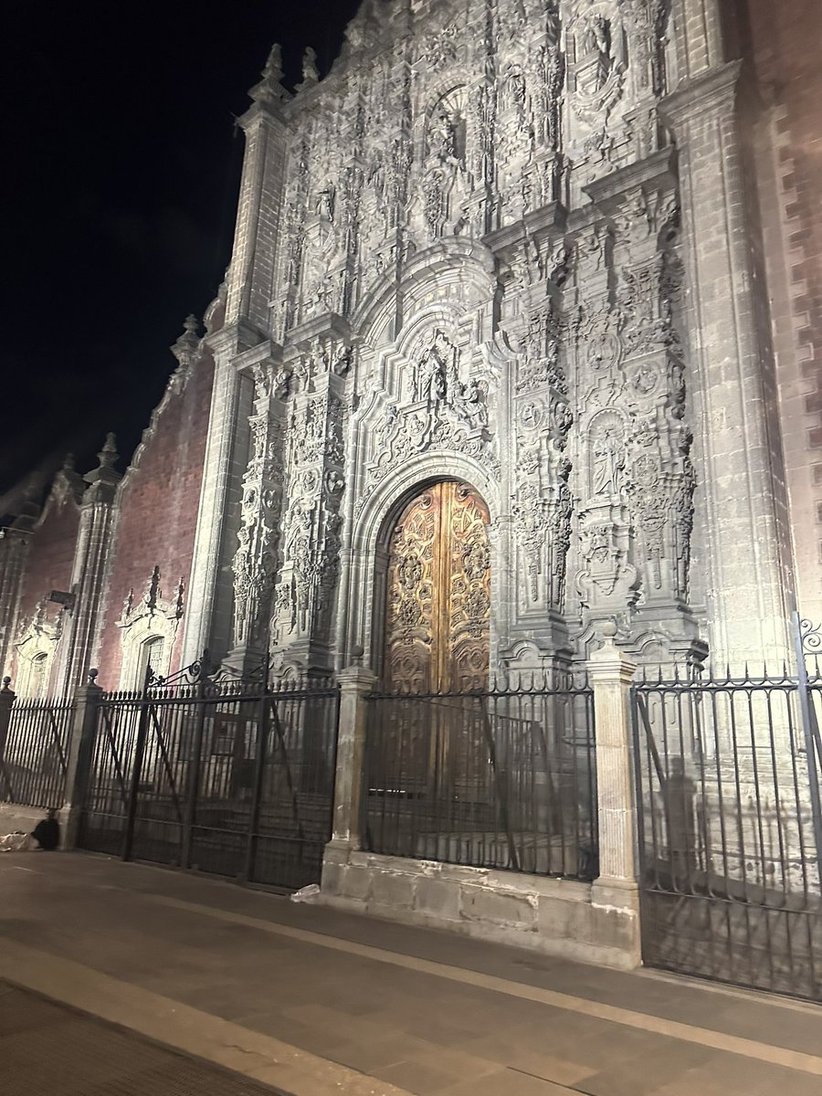 Zócalo fantasmal, centro histórico #CDMX a media noche 🇲🇽🕷