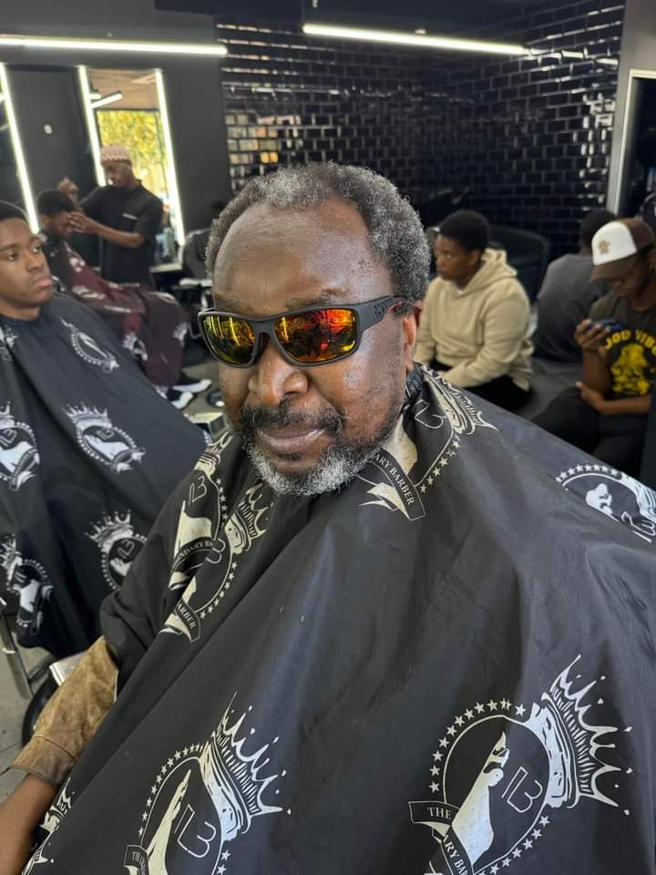 diamondnaane's tweet photo. We should have a documentary about the life of @tito_mboweni on netflix 
#titomboweni
#Netflix #uvaprotest https://t.co/rZrpyB6vaa