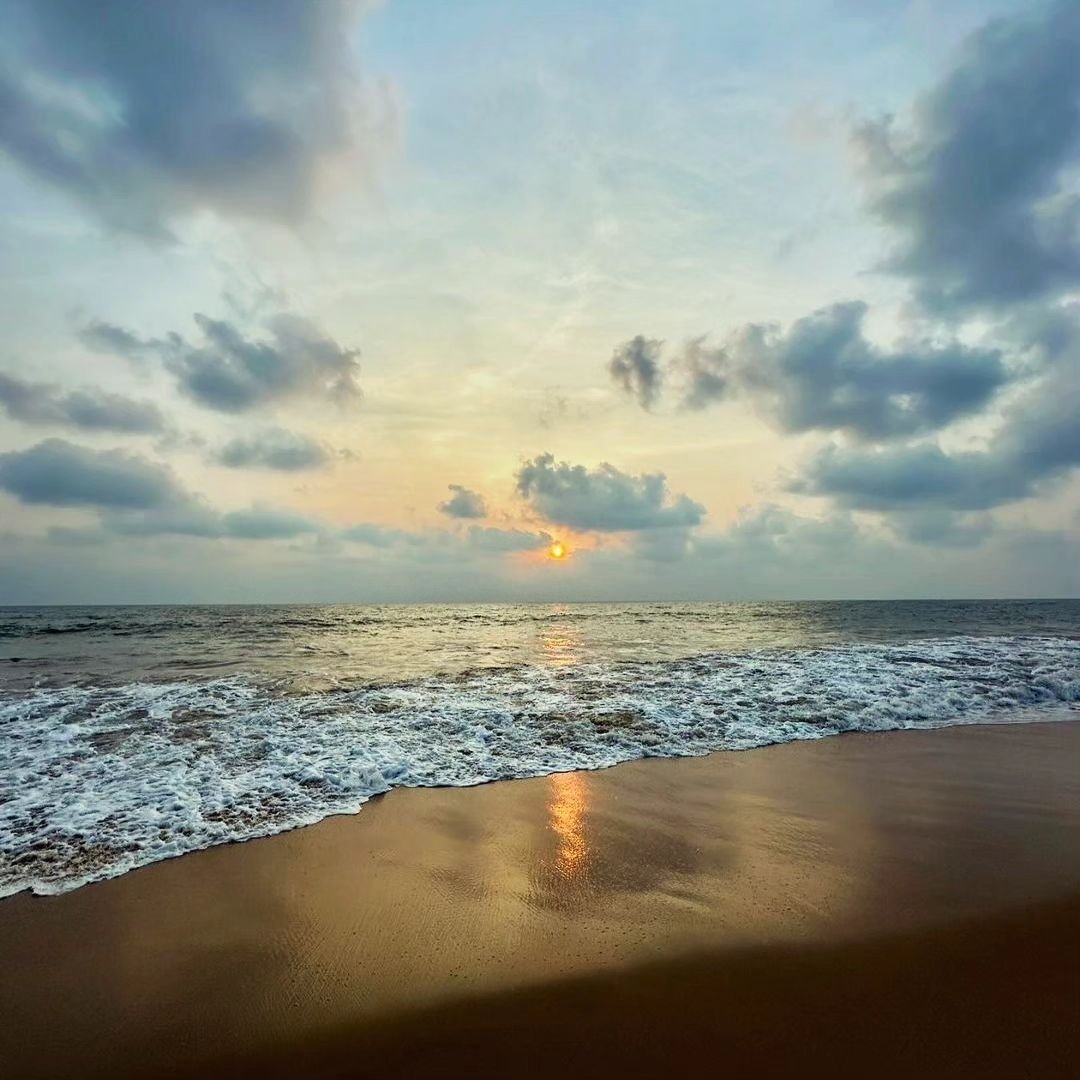 Embrace tranquility @thelalitbekal, where serene sunsets and the gentle lull of waves invite you to a haven of repose. Just a stone's throw away, pristine beaches await your footprints. Discover the epitome of luxury by the sea. Book direct via link in bio or login at…
