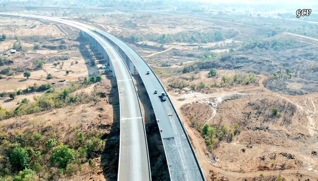 Mumbai-Nagpur Samruddhi #Expressway Package 15 update. Navayuga Engg. is working at a superb pace since last 4 months on this package and it surely shows. Work is in the final stage with just one major viaduct still under construction. PC: Gajanan Chavan Vlogs