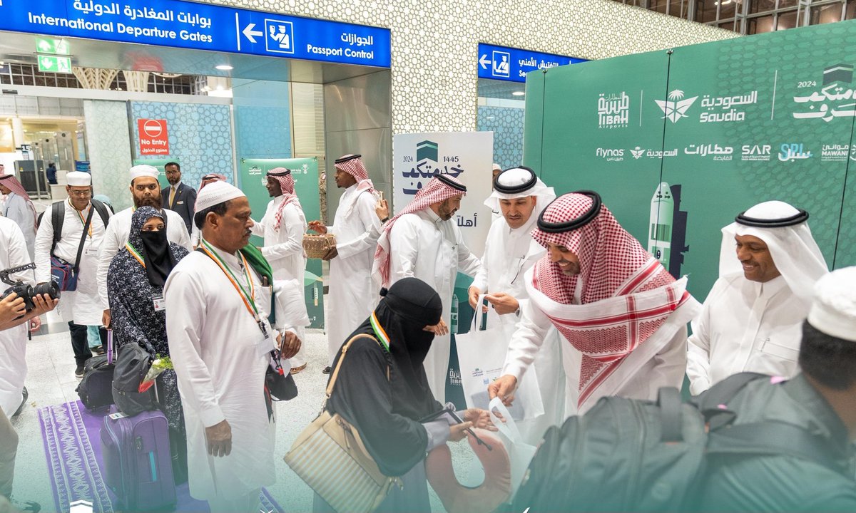 Indian Haj pilgirms accorded a warm welcome! Amb. Dr Suhel Khan joined Minister of Transport & Logistic Services H.E. Saleh Al-Jasser & Vice Haj Minister, H.E. Dr. Abdul-Fattah Mashat in receiving the first flight of the Indian pilgrims at Madinah Airport early morning on May 9.