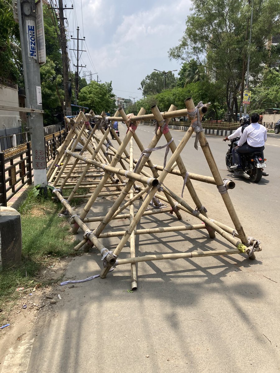 সমগ্ৰ গুৱাহাটীতে এনেধৰণৰ বাঁহৰ বেৰিকেড পোৱা যায়। প্ৰশাসনে হয়তো এইবোৰ আঁতৰাব বিচাৰিব কাৰণ এইবোৰে চলি থকা সৌন্দৰ্য্যবৰ্ধনৰ প্ৰচেষ্টাত অৰিহণা যোগোৱা নাই! <a href="/gmc_guwahati/">Guwahati Municipal Corporation</a> <a href="/GMDAGuwahati/">Guwahati Metropolitan Development Authority</a> <a href="/DCKamrupMetro/">Kamrup Metro District Administration</a> <a href="/guwahatiplus/">GPlus</a> <a href="/GuwahatiPol/">Guwahati Police</a>
