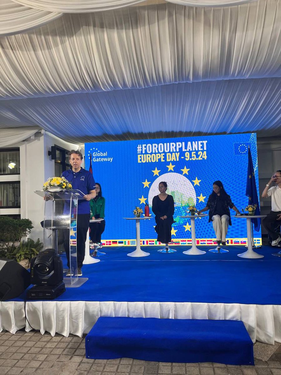To kick off #EuropeDay we opened the 🇪🇺 office this morning for discussions on the green transition. A lot of enthusiasm from 🇰🇭 youth determined to make a difference. #ForOurPlanet