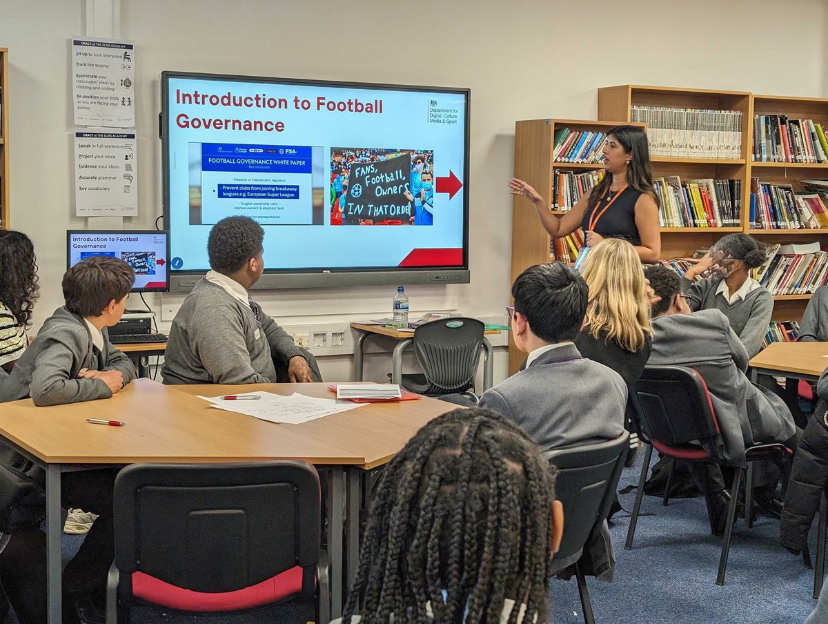 Huge thank you to @_AbihaKhan from #intouniversity for joining us for today's Careers in FOCUS session with our #KingsScholars. Abiha's career in football governance @dcms was right on topic for these Year 9s who asked some great questions. #ambition #careers