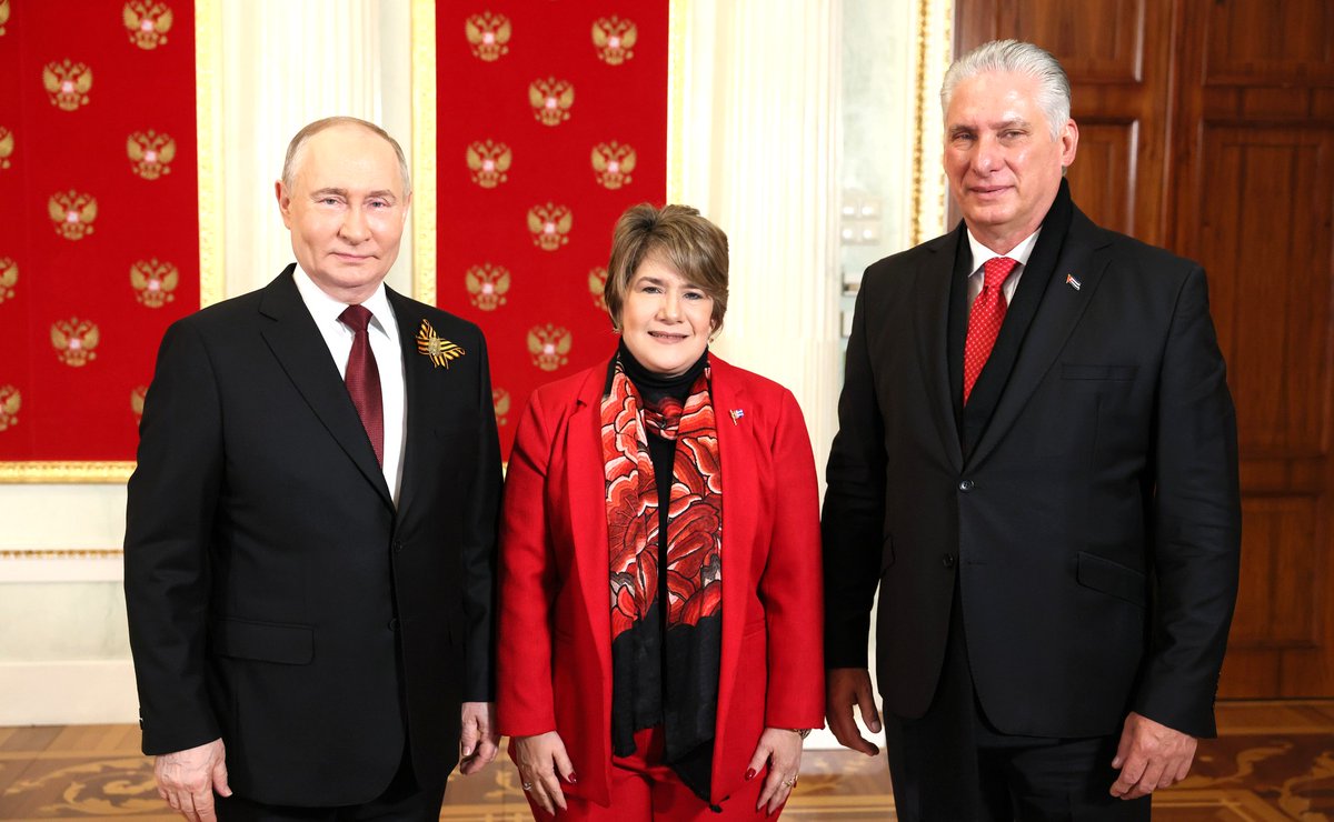 🇷🇺🇨🇺 El Presidente de Rusia, Vladímir Putin, saludó al Presidente de Cuba @DiazCanelB y la primera dama @liscuestacuba en el Kremlin de Moscú antes del Desfile Militar con motivo del Día de la Victoria y las negociaciones ruso-cubanas. #RusiaCuba