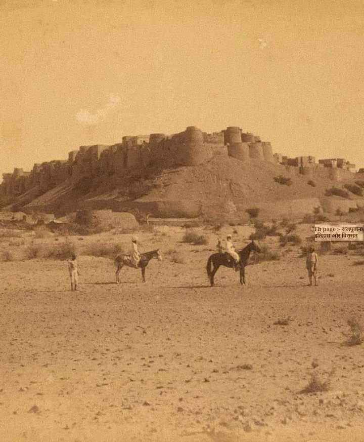 जैसलमेर का सोनारगढ़ दुर्ग (130 वर्ष पूर्व का रियासतकालीन दृश्य)

घोड़ा कीजे काठ का, पग कीजे पाषाण।
बख्तर कीजे लोह का, जद पहुंचे जैसाण।

#जैसलमेर #jaisalmer
