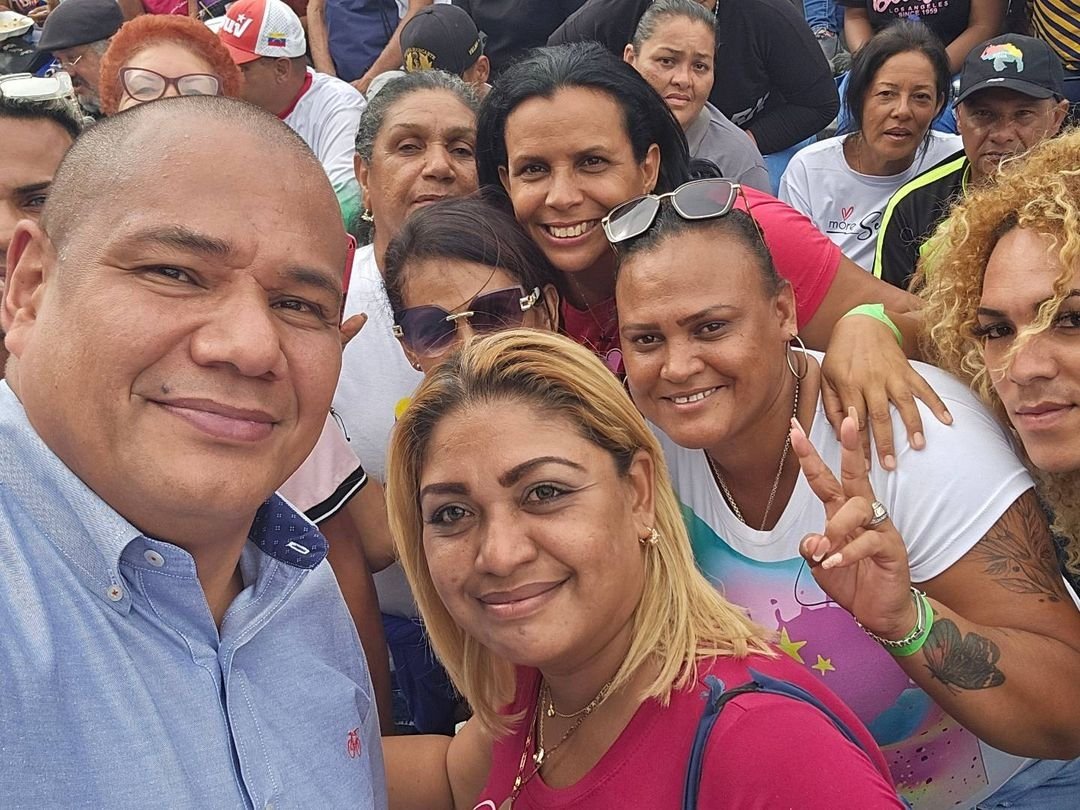 YO❤️#CUMANÁ | #9May 📢|Alcalde activo @lossifontes Estamos firmes, y leales a nuestra causa amorosa llamada Revolución Bolivariana. En CHÁVEZ y con NICOLÁS MADURO, Nosotros Venceremos!!! #Sucre Feliz jueves 🎇