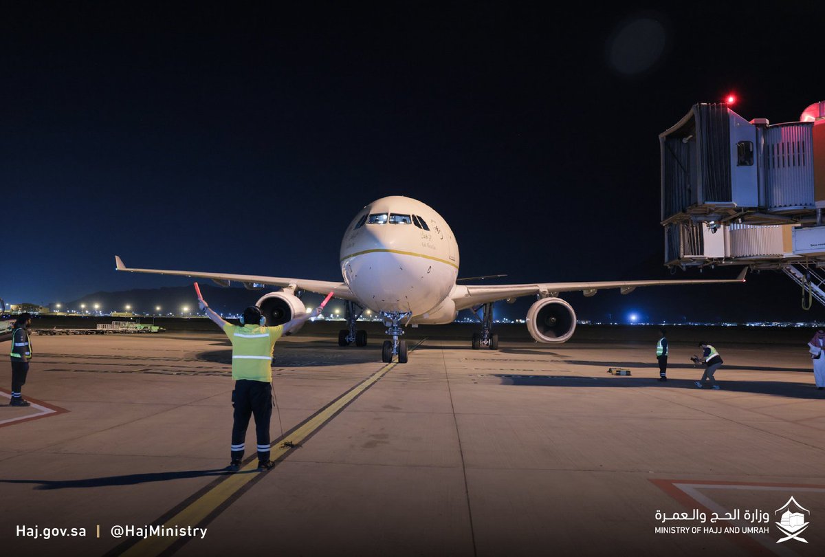 HajMinistry's tweet image. لبيك اللهمّ لبيك 🕋

وصول أول رحلة لحجّاج بيت الله الحرام لأداء فريضة الحج لهذا العام 1445هـ.

#مكة_والمدينة_في_انتظاركم_بشوق