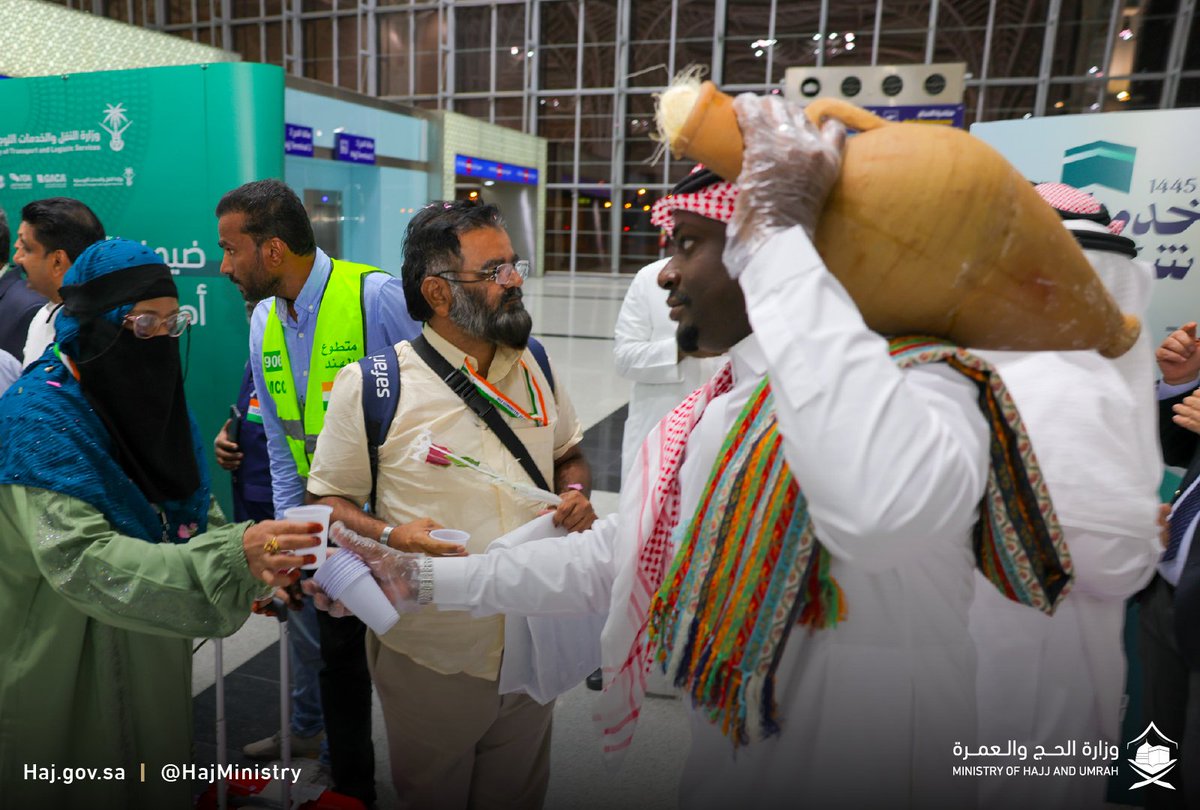 HajMinistry's tweet image. لبيك اللهمّ لبيك 🕋

وصول أول رحلة لحجّاج بيت الله الحرام لأداء فريضة الحج لهذا العام 1445هـ.

#مكة_والمدينة_في_انتظاركم_بشوق