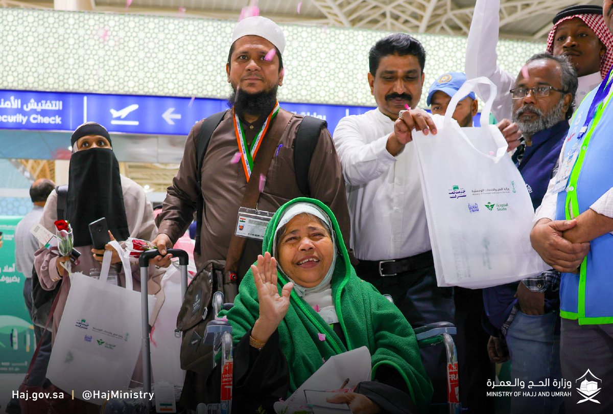 HajMinistry's tweet image. لبيك اللهمّ لبيك 🕋

وصول أول رحلة لحجّاج بيت الله الحرام لأداء فريضة الحج لهذا العام 1445هـ.

#مكة_والمدينة_في_انتظاركم_بشوق