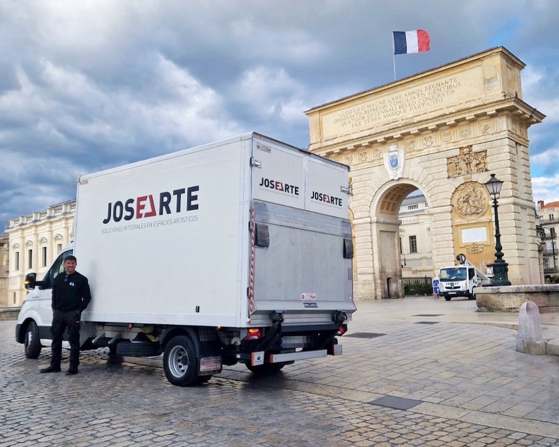 josearte_'s tweet photo. En nuestra última ruta europea hemos hecho parada en #Montpellier.
En la imagen nos veis junto a su #ArcodeTriunfo. Se trata de un monumento diseñado por François d’Orbay erigido en 1692. Destaca por la simetría y precisión con la que está construido.
#transportedeobrasdearte https://t.co/q41oGuEuKU
