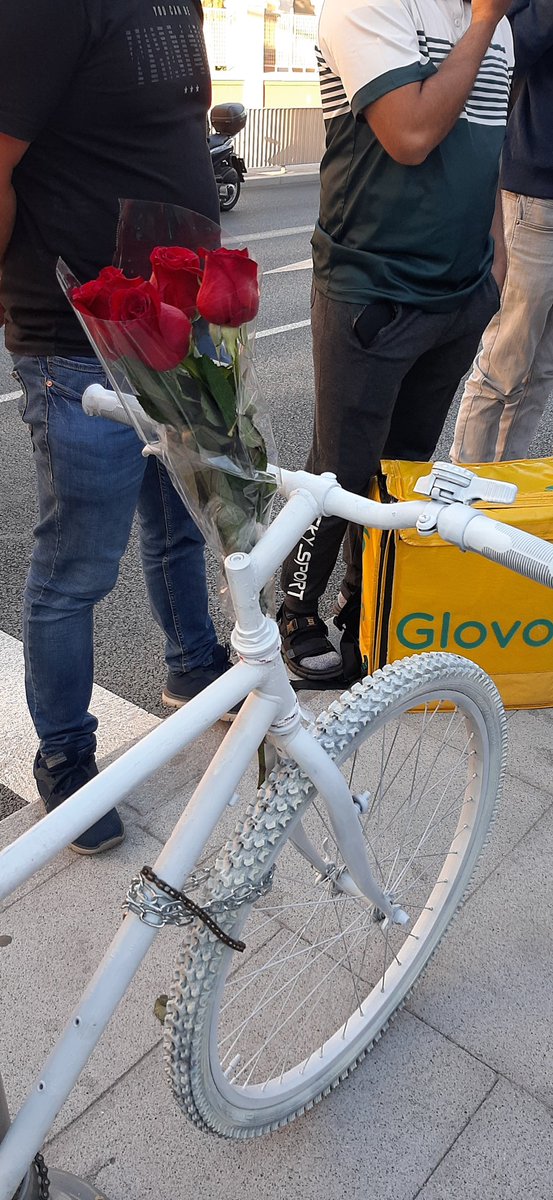 Ayer homenaje a Mario.. Fue en una Avenida grande,de tres carriles,cuesta arriba, con una bici pintada en el suelo donde NO se conducía a 30km/h una Avda que el @MADRID no quiso incorporar a la #REDCICLISTA en la reciente remodelación. #nomasmuertes @ridersxderechos @pedalibre