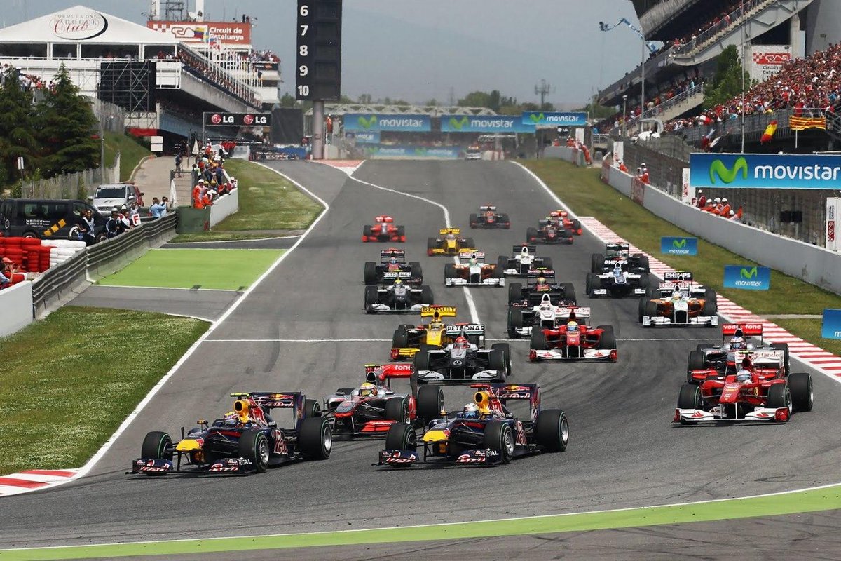 En 2010 se corría el GP de España en Montmeló. Mark Webber (Red Bull RB6) lograba la pole, liderar toda la carrera y su 3ª victoria en F1. Lewis Hamilton (McLaren MP4/25) le privó del Grand Chelem, pero abandonó. 2º Fernando Alonso (Ferrari F10) y 3º Sebastian Vettel (Red Bull).