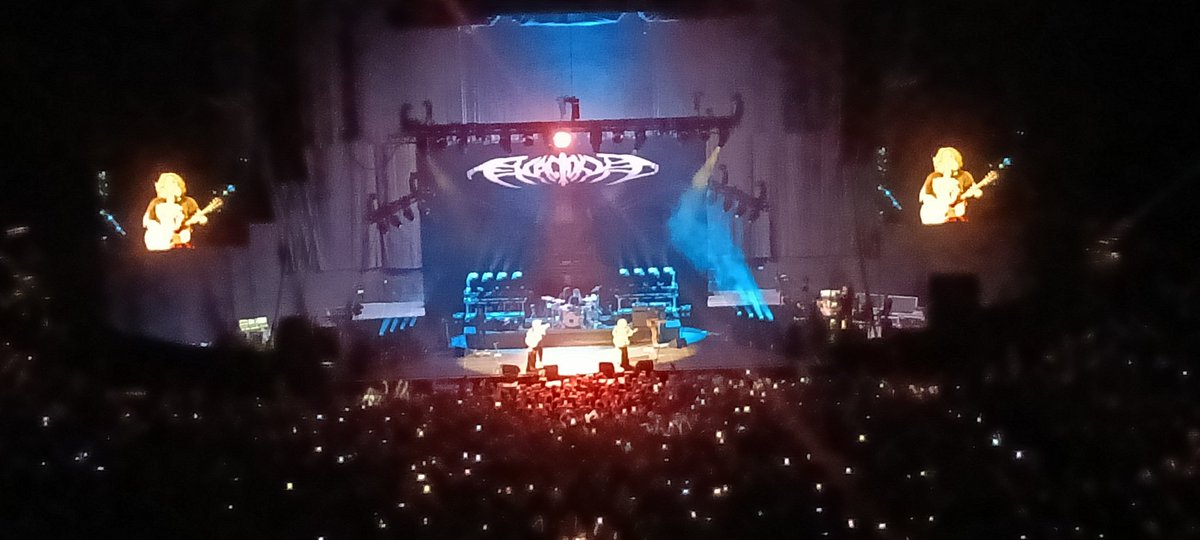 youugotssponged's tweet photo. Last night was unbelievably phenomenal. I can't get over it. This is definitely something my younger self is thanking me for right now with finally seeing these dudes live. 

My throat hurts from screaming and singing all night.

#tenaciousd #spicymeatballtour #pickofdestiny https://t.co/eKVBYF7w1d