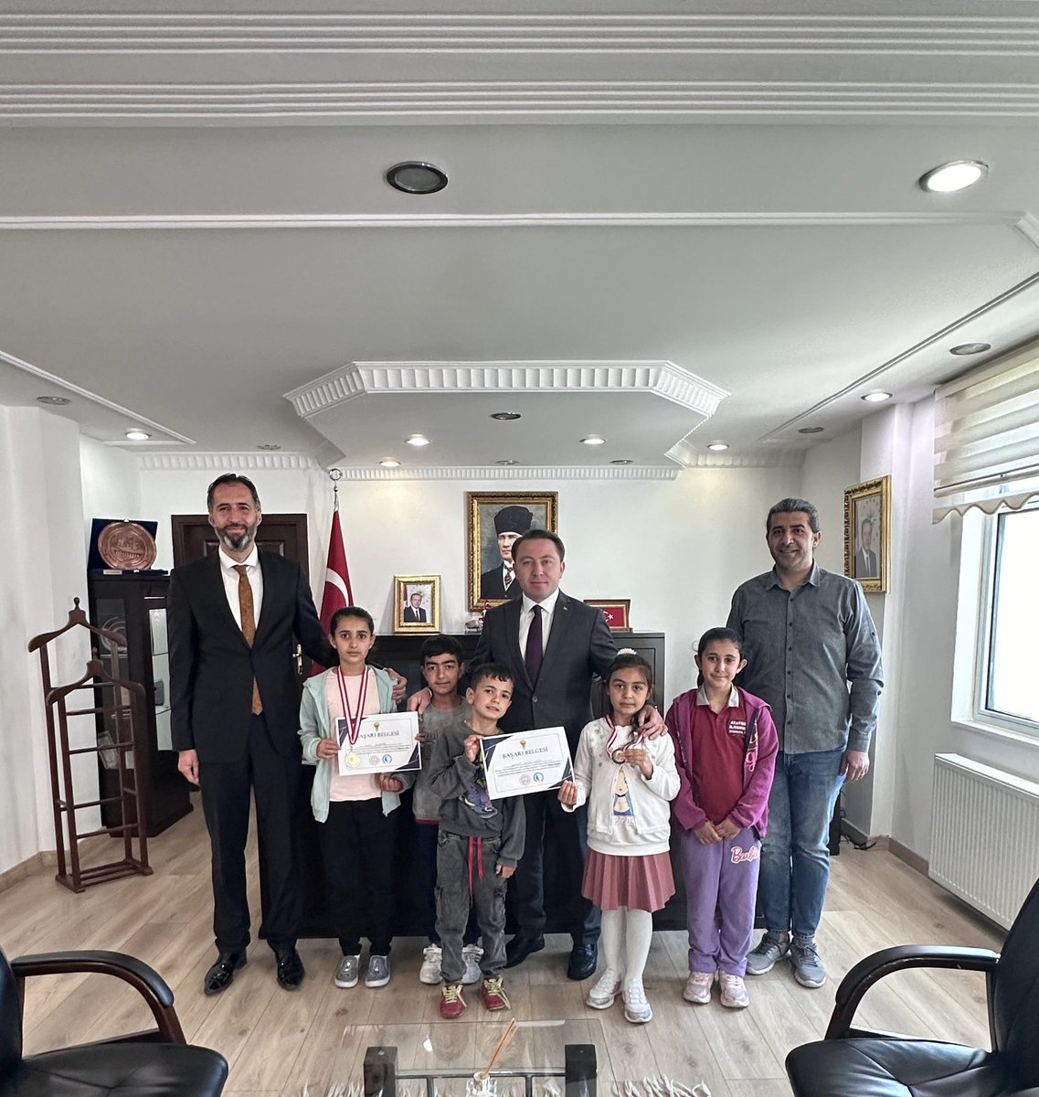 📍Akıl ve Zeka Oyunları 

Türkiye Akıl ve Zeka Oyunları Federasyonu tarafından düzenlenen turnuvada dereceye giren öğrencilerimizi misafir ettim. Tebrik ederim. 

#Eğil #Diyarbakır