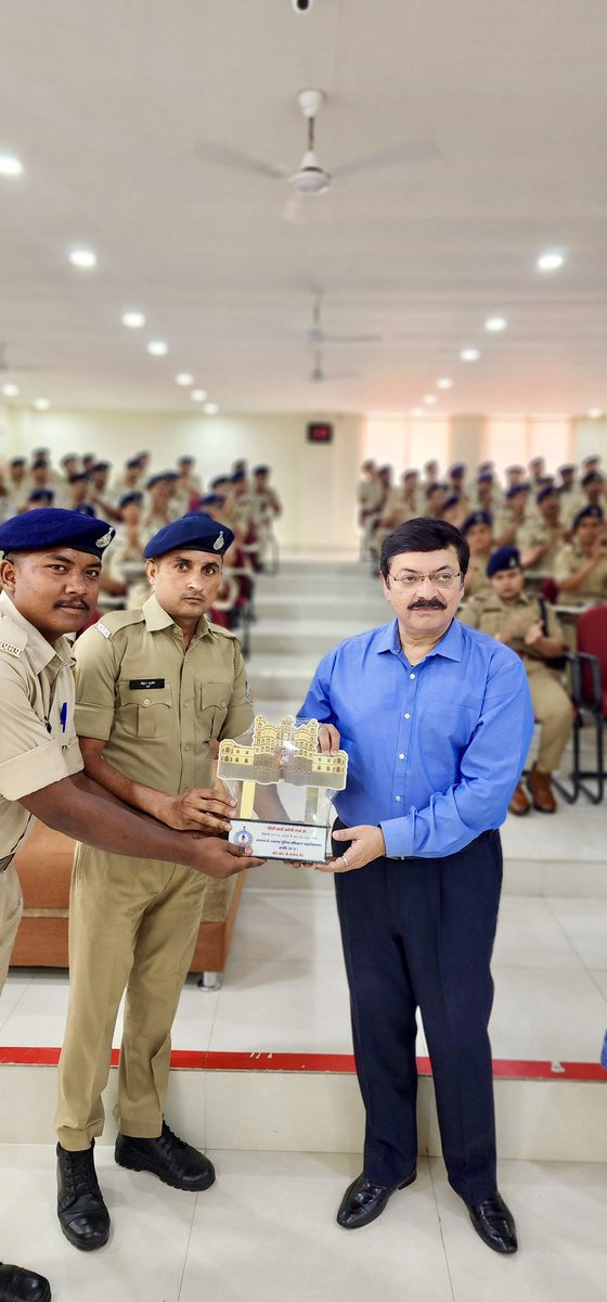 A farewell session for police officers from Police Telecom and Special Branch. It was a joy to interact with them all and bid them farewell for a bright future
@ Target Hall, RAPTC Indore
#MyRAPTC
#MyDuty
#EffortContinues
#SelfiePoint
#PoliceTelecom
#SpecialBranch
#varunkapoorips