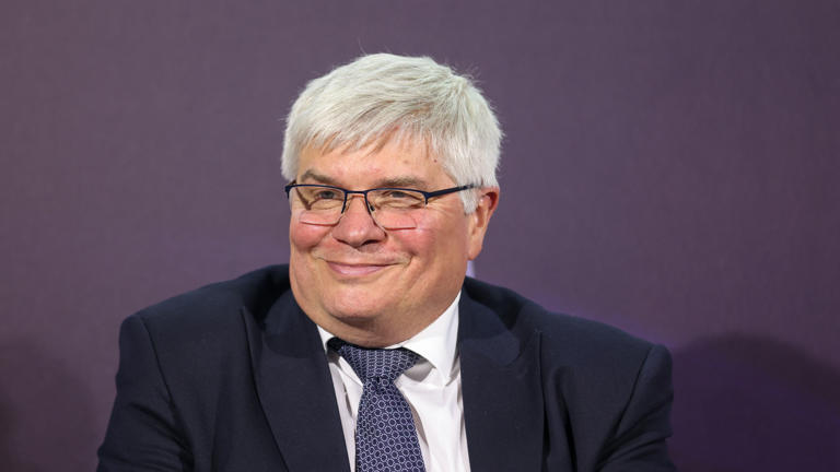 ‼️ JESTEŚMY OKŁAMYWANI ‼️

Nie dajmy się zwieść okrągłym słówkom Ministra <a href="/LasekMaciej/">Maciej Lasek</a> i jego kumpli. Pod płaszczykiem zapewnień o chęci kontynuacji projektu #CPK, podejmowane są konkretne działania odsuwające budowę na co najmniej 2035, a w praktyce - ZABICIE PROJEKTU