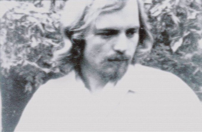 09.05.1975: Werner 'Philip' Sauber wird bei einer Schießerei mit den Cops getötet. Als Filmstudent aus der Schweiz nach Berlin gekommen, entschied sich dort gegen ein Leben in der Kleinfamilie und für den bewaffneten Kampf in der Bewegung 2.Juni. Er wurde 28 Jahre alt.