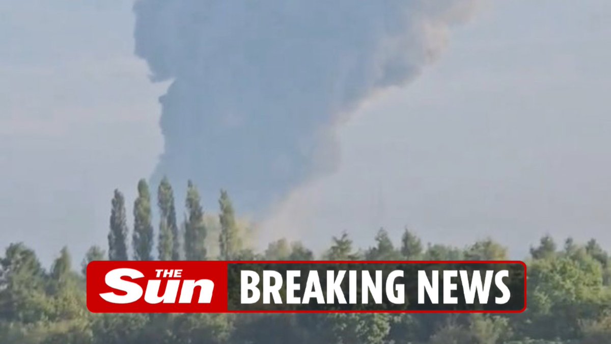 Residents horrified as fire erupts near homes with massive plumes of smoke thesun.co.uk/news/27787826/…