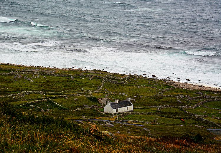 Good morning from beautiful #Donegal ♥

Today's #GoodMorning photograph is of a wee cottage with the wild Atlantic Ocean as it's backdrop at Cnoc Fola, Bloody Foreland, #Gweedore 

#WildAtlanticWay #AtlanticOcean #cottages #Ireland 
#scenery #views #sea #waves 
@ThePhotoHour