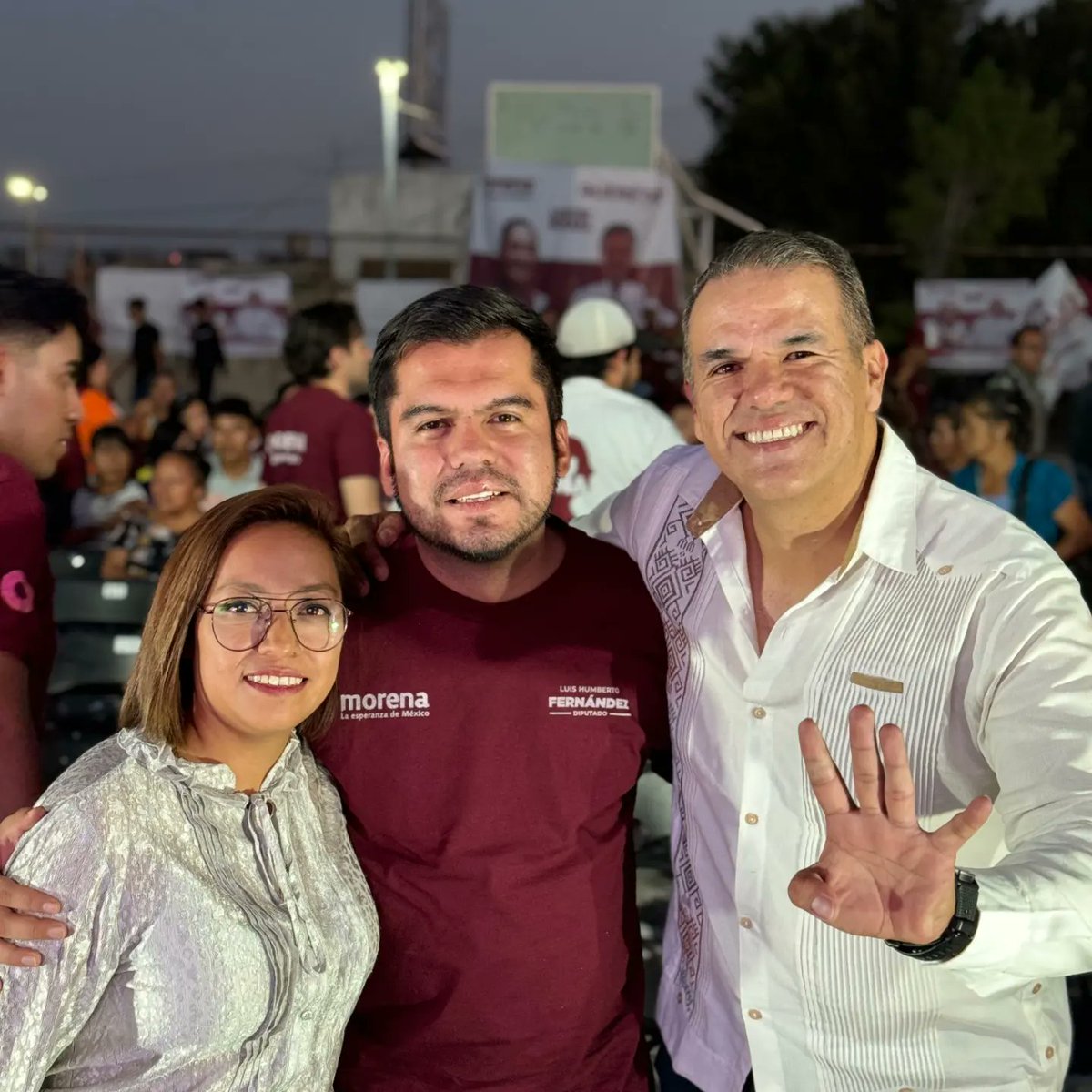 mauricioruizo's tweet photo. Los militantes y simpatizantes de #morena nos reunimos para reconocer el triunfo del Doctor @Luis__Humberto en el debate con los candidatos del #distrito6federal organizado por la @TvUAQ y el @INEMexico
#vamosaganar #VOTOMASIVOPARAMORENA https://t.co/3qAqF15jcl