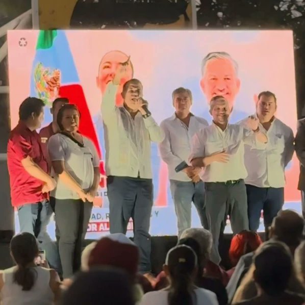 mauricioruizo's tweet photo. Los militantes y simpatizantes de #morena nos reunimos para reconocer el triunfo del Doctor @Luis__Humberto en el debate con los candidatos del #distrito6federal organizado por la @TvUAQ y el @INEMexico
#vamosaganar #VOTOMASIVOPARAMORENA https://t.co/3qAqF15jcl