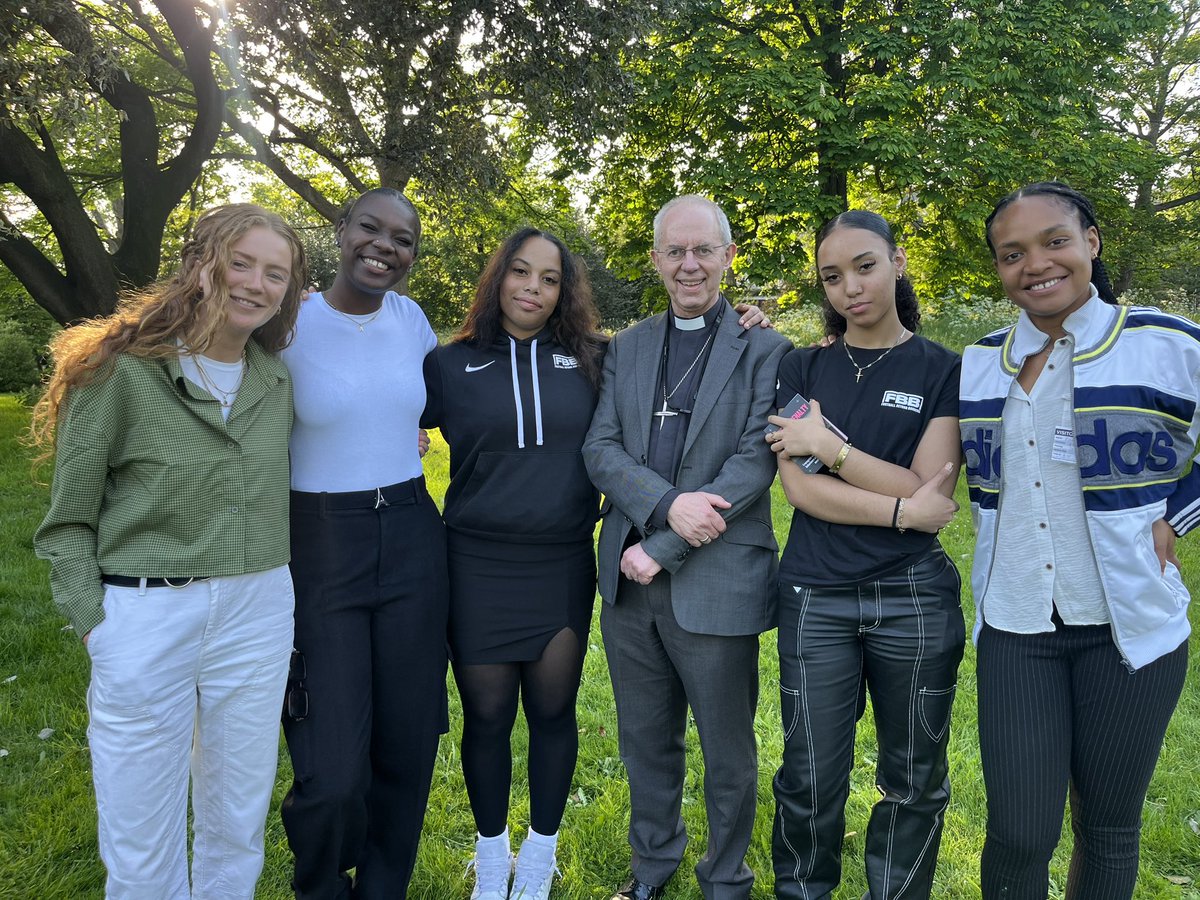 Special evening last night at Lambeth Palace to celebrate the launch of The Difference for young people. Always a joy to spend time with @JustinWelby and introduce more of the @FBeyondBorders family 💫
