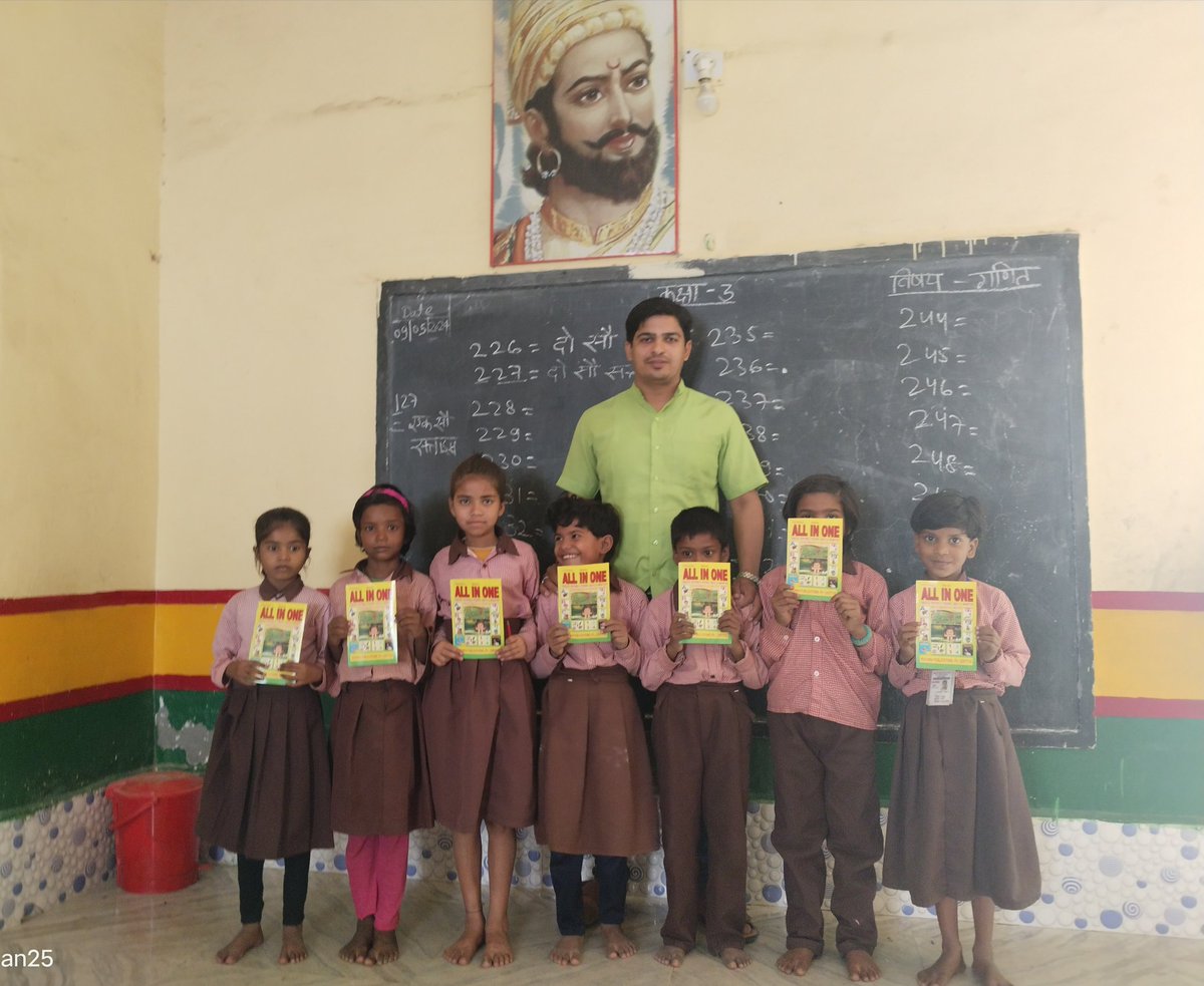 Ashuaman25's tweet image. बच्चे मन के सच्चे 😊💐
#upbasiceducation #upbasic #deoria #GCM