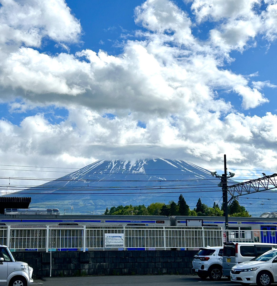5月9日（木）
午前中には雨は止み、
先程から青空＋富士山見えてきました☻
今朝は空気が冷んやり寒かったです。
富士山では雪がふったようですꢀ
.
It was chilly and cold today. It seems like it snowed on Mt Fuji.
#富士吉田 #fujiyoshida