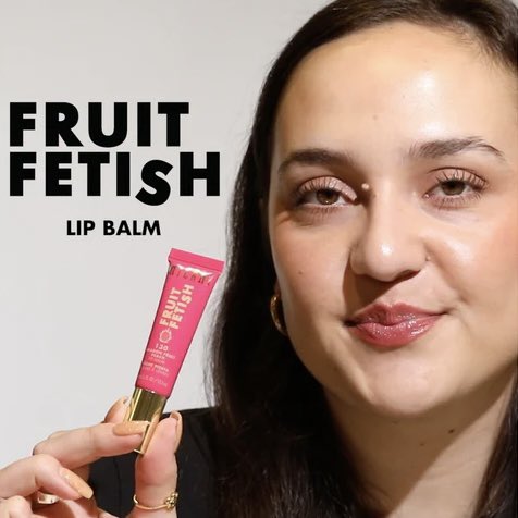 This juicy, hydrating balm quenches dry lips while serving up a sweet pop of color💋✨. Milani Fruit Fetish Lip Balm DRAGON FRUIT PEACH shade available at 45,000ugx. Call/Whatsapp 0704 261 720 for deliveries. 
.
#lipbalm #milani #beautytrendsug #softlips