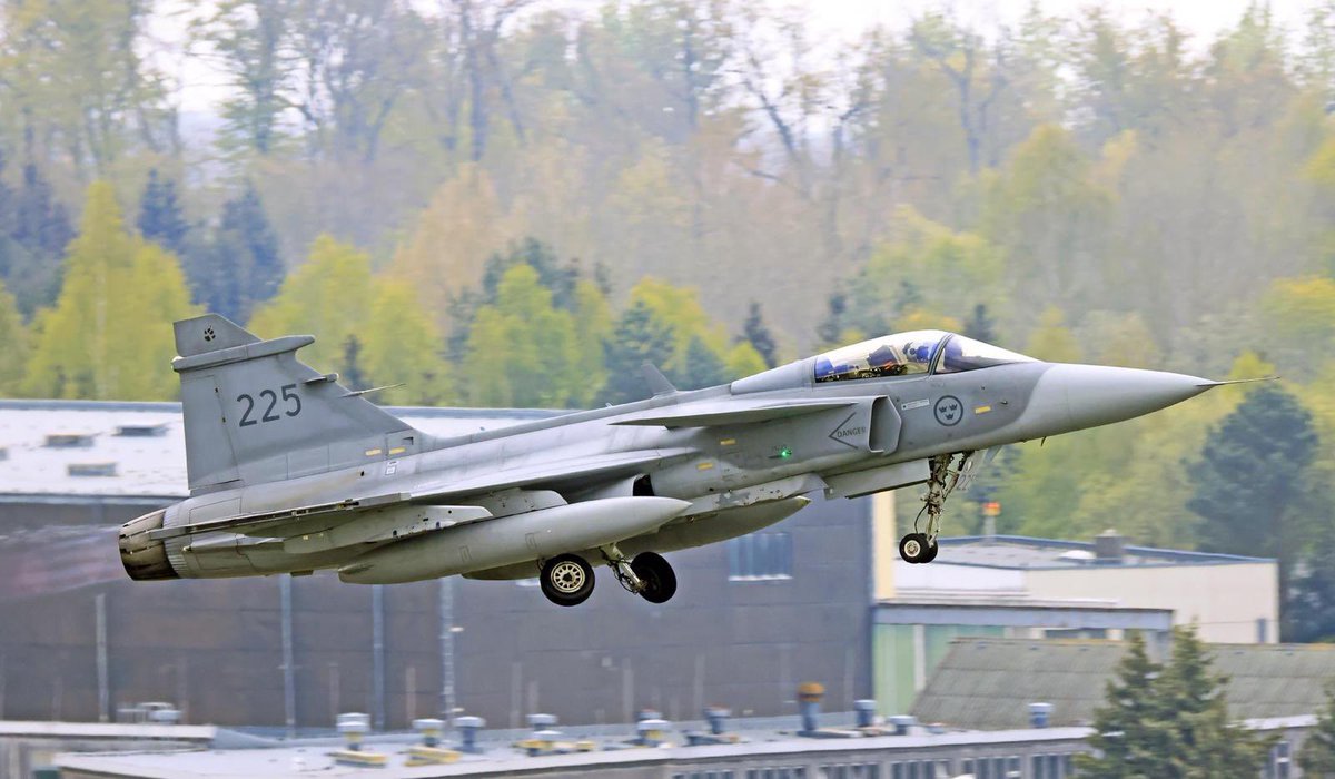 Eine Woche lang waren 5 🇸🇪 Kampfjets Saab JAS 39 Gripen auf dem Fliegerhorst Laage um dort mit deutschen Eurofighter-Crews zu trainieren. Ergebnis der Übung: Beide Seiten ergänzen sich ausgezeichnet. Hier mehr dazu: bundeswehr.de/de/organisatio… #strongertogether @Forsvarsmakten