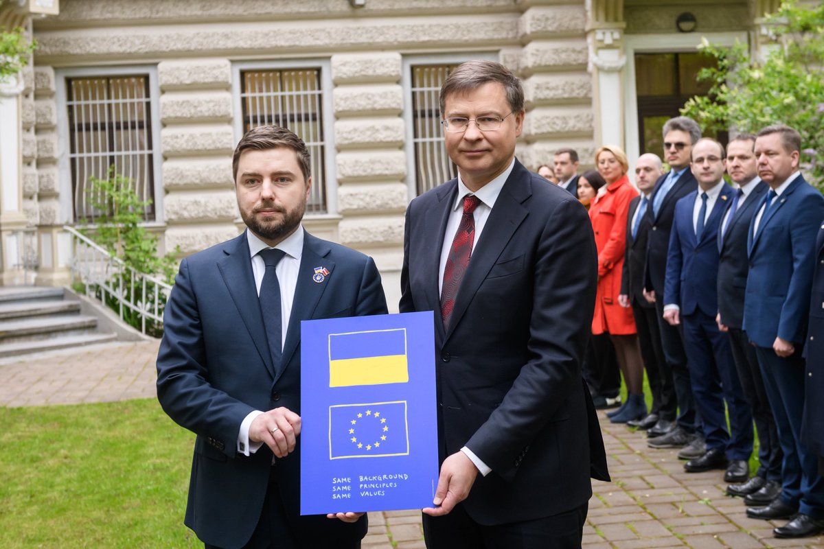 This year we celebrate Europe Day 🇪🇺between two enlargements on the EU: 20 years since biggest enlargement of the EU and looking forward for the next circle to bring into EU new countries, including #Ukraine 🔵 Same background  🟡 Same principles 🔵 Same values