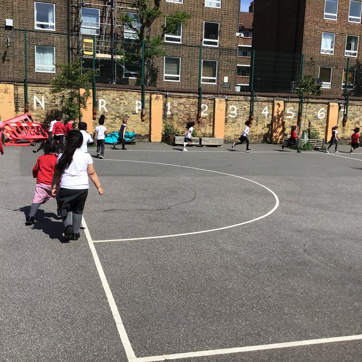 Yestrady the children had a brilliant time running the Mini Marathon in school! They really pushed themselves to run as far as they could! Our Daily Mile definitely helped them! @_thedailymile @LondonMarathon