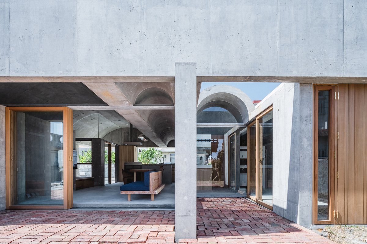 Ya es #juevesdearquitectura !
Casa en Shikenbaru, Nanjo, Japón, de Studio Cochi Architects (2022). La vivienda integra la actividad agrícola del propietario junto con la vida familiar.