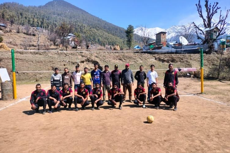 #IndianArmy organized a friendly #Volleyball Match in #Patnazi, showcasing the unifying power of sports. Promoting confidence and unity, it exemplifies #AwamKiFauj spirit in #Kishtwar, #JammuKashmir. #AwamKiFauj #StockToWatch #nifty50 #KLRahul #MaharanaPratap