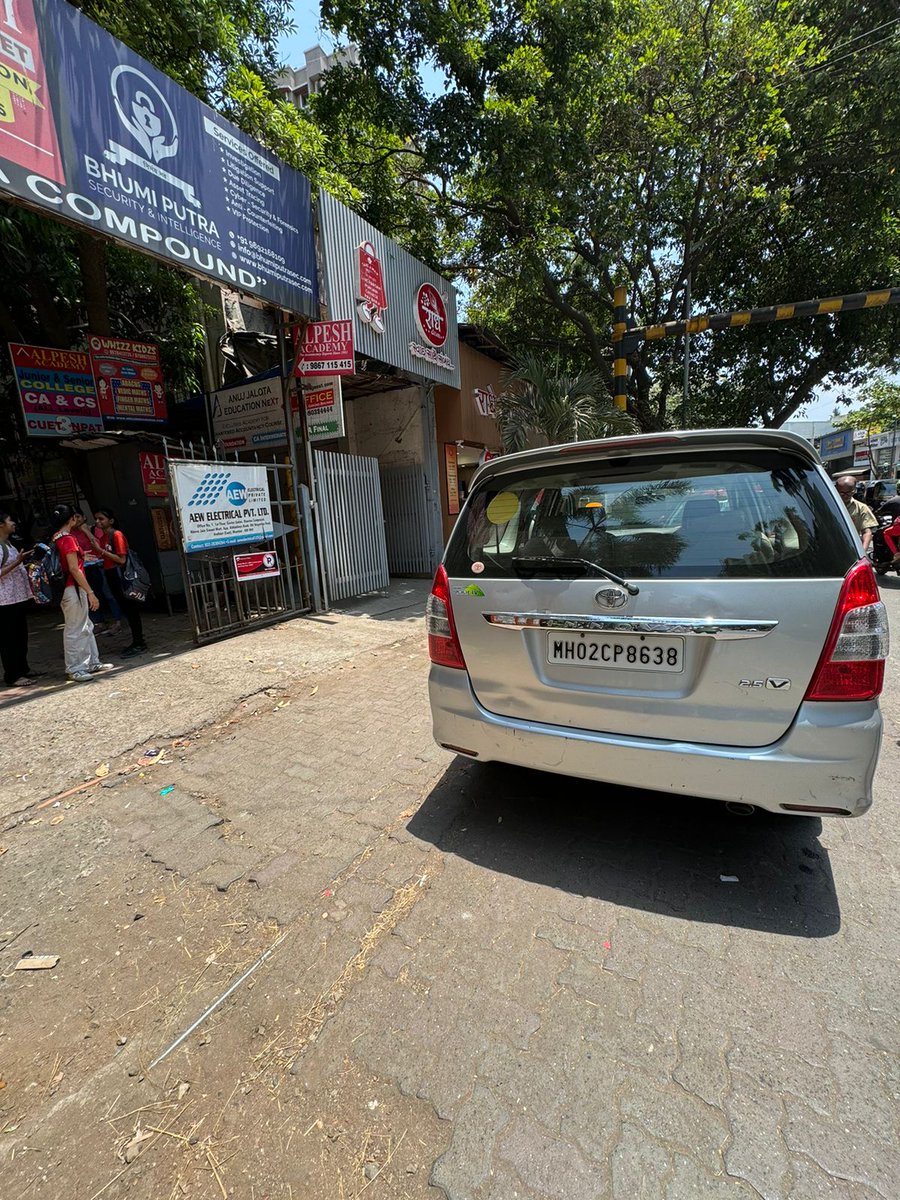 kuchsuna's tweet photo. Wrong parking infront of society gate, there by blocking vehicular movement on old nagardas road, closest Traffic chowki is sahar https://t.co/mA4FqvUjGM