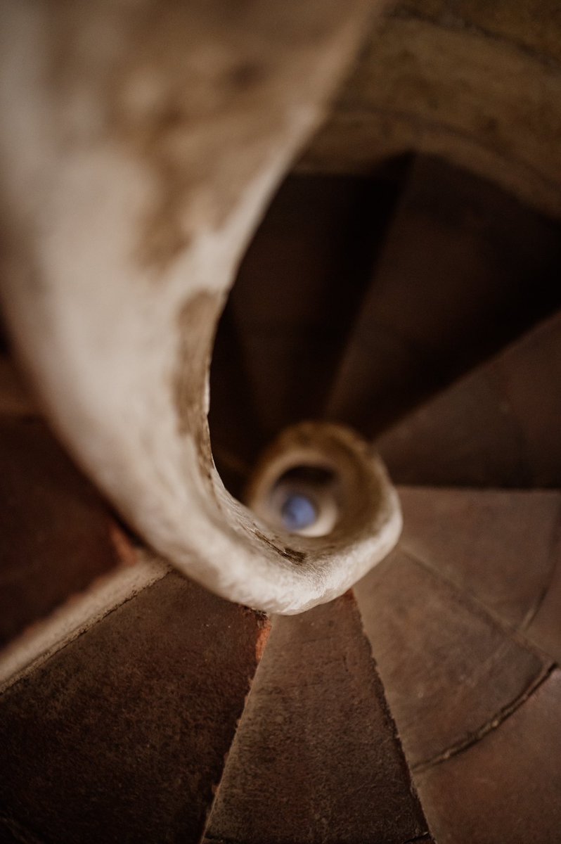 BON DIA! 👐🏻
😮 Sabíeu que #Gaudí va recrear el disseny de l’escala del Campanar de la #Prioral de #Reus, una escala helicoïdal amb l’eix buit, a les escales d’accés als campanars de la Sagrada Família? 
👉🏻 Puja les escales que el van inspirar visitant el Campanar!

#GaudíReus