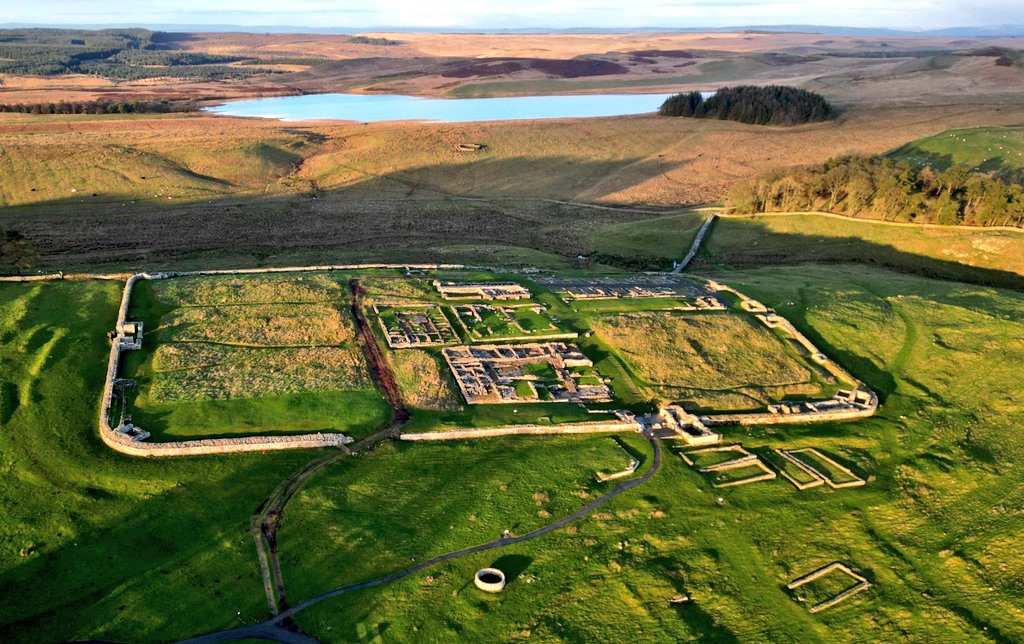 #RomanFortThursday Housesteads was a #Roman auxiliary fort on Hadrian's Wall, at Housesteads, Northumberland. It is dramatically positioned on the end of the mile-long crag of the Whin Sill over which the Wall runs, overlooking sparsely populated hills. #Archaeology #History