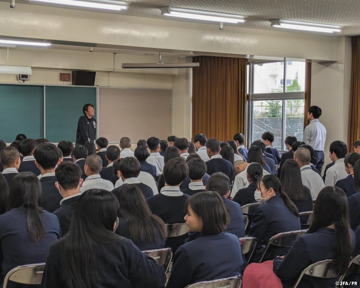 【能登半島地震 復興支援活動プロジェクト】

5/1(水)に、サッカー元日本代表の #巻誠一郎 さんが #七尾市 の鵬学園高校を訪問しました🏫…