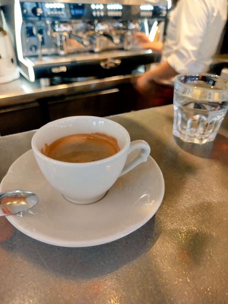 Bonjour ! Je crois que j'avais pas bu un café au zinc depuis le pass sanitaire. Ce petit plaisir parisien 🥰 (et économique ☝🏻)